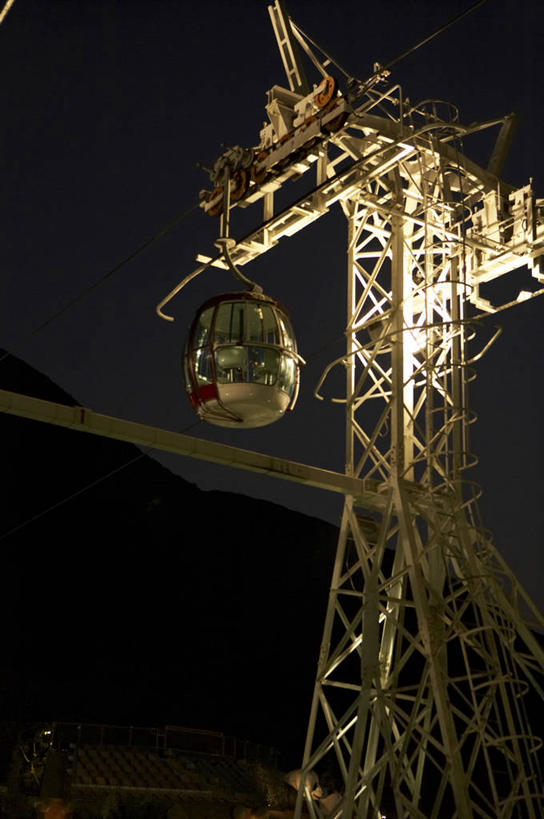 无人,游乐园,竖图,室外,夜晚,仰视,度假,美景,城市风光,城市,夜景,游乐场,香港,中国,亚洲,阴影,光线,影子,景观,灯光,娱乐,缆车,交通工具,享受,休闲,景色,放松,港,东亚,索道,香港岛,香港特别行政区,港澳台,中华人民共和国,乐园,主题公园,缆索铁路,港岛,彩图,低角度拍摄,人造公园,主题乐园,黄竹坑,香港海洋公园