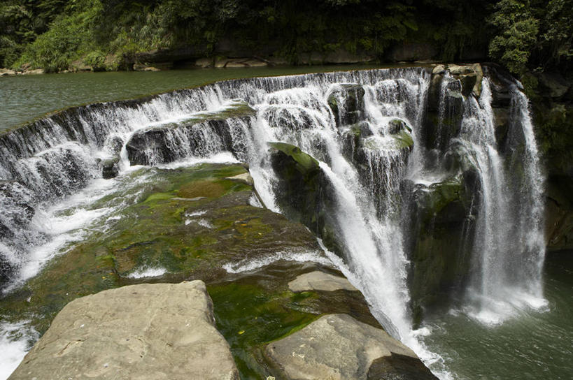 无人,横图,俯视,室外,白天,旅游,度假,河流,美景,瀑布,水,植物,台湾,中国,亚洲,阴影,飞溅,溅,光线,液体,影子,河水,景观,水滴,水流,青苔,苔藓,娱乐,水珠,树,树木,绿色,小溪,阳光,自然,溪水,享受,休闲,景色,放松,生长,成长,喷洒,自然风光,东亚,台北县,港澳台,中华人民共和国,台湾省,新北,新北市,跌水,彩图,高角度拍摄,平溪区,十分瀑布,台
