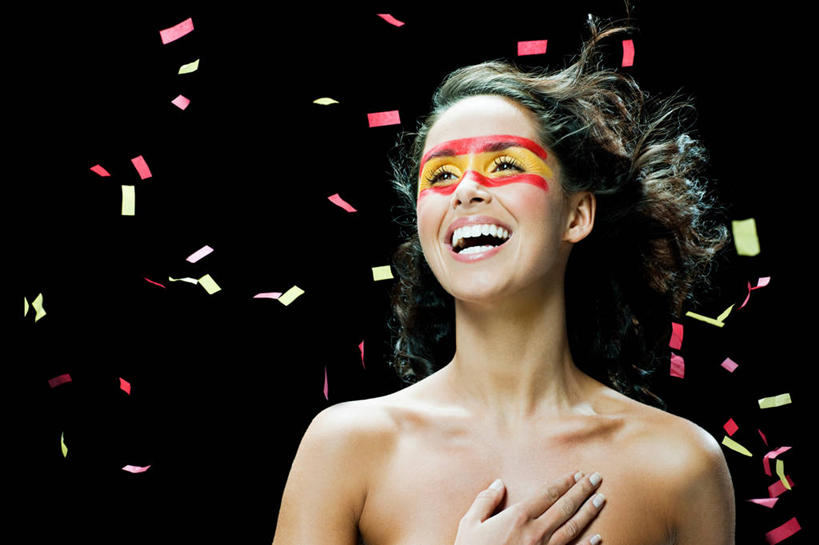 西方人,一个人,站,笑,微笑,露齿笑,横图,彩色,室内,白天,白色背景,正面,欧洲,欧洲人,仅一个年轻女性,仅一个女性,仅一个人,艺术,装饰,彩绘,纸屑,注视,文化,裸露,观察,看,站着,摄影,影棚,观看,五颜六色,华丽,修饰,碎纸,点缀,察看,关注,裸,宣誓,五彩缤纷,碎纸条,人体彩绘,衬托,美观,雅致,雅观,绚烂,五彩纸屑,纹身彩绘,年轻女性,女人,女性,白种人,站立,半身,彩图,影棚拍摄,拍摄