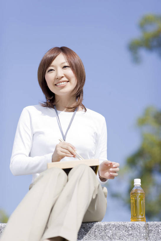 东方人,一个人,坐,笑,微笑,露齿笑,竖图,室外,白天,仰视,幸福,植物,茶,项链,亚洲,仅一个年轻女性,仅一个女性,仅一个人,阴影,服装,光线,影子,红茶,茶叶,注视,休闲装,黄种人,娱乐,装饰品,树,树木,衣服,蓝色,绿色,蓝天,天空,阳光,自然,瓶子,饰品,首饰,塑料制品,天,观察,看,享受,休闲,温馨,休闲服,塑料瓶,放松,乐趣,冰红茶,服饰,生长,晴朗,成长,观看,察看,提神,舒适,关注,醒脑,万里无云,年轻女性,女人,女性,亚洲人,晴空,晴空万里,坐着,半身,彩图,低角度拍摄