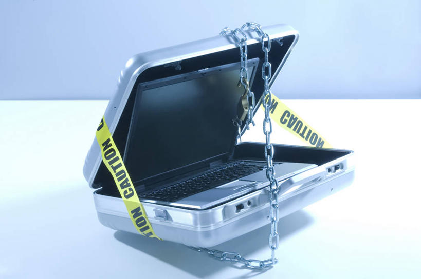 无人,横图,室内,特写,白天,白色背景,正面,电脑,笔记本电脑,静物,网络,英文,包,标志,公文包,文字,字符,字母,分开,通讯设备,标识,隔断,摄影,影棚,公事包,铁环,英文字母,隔离,锁链,链条,一台,无线,束缚,封闭,限制,间隔,通信设备,无线网络,无线上网,便携式电脑,警戒线,封锁线,约束,断绝,隔开,屏蔽,屏绝,远离,中断,阻遏,阻隔,封锁,手提电脑,彩图,影棚拍摄,拍摄