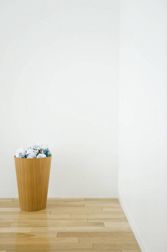 无人,竖图,室内,特写,白天,正面,地板,静物,一堆,许多,阴影,堆叠,堆积,环保,褶皱,反射,影子,垃圾桶,地面,很多,木地板,一个,容器,能源,单个,储藏,堆,废纸,垃圾箱,回收,资源,储存,利用,低碳,循环,持续,彩图,贮存