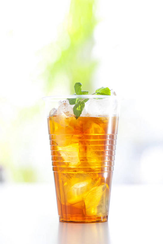 无人,竖图,室内,特写,白天,正面,幸福,餐桌,茶,桌子,叶子,阴影,朦胧,模糊,反射,影子,冰,红茶,冰块,茶叶,薄荷,绿叶,银丹草,一杯,娱乐,冷冻,享受,休闲,温馨,嫩叶,放松,寒冷,乐趣,冰红茶,冷藏,餐台,冰冷,提神,舒适,醒脑,保鲜,斑叶凤梨薄荷,夜息香,叶,叶片,彩图