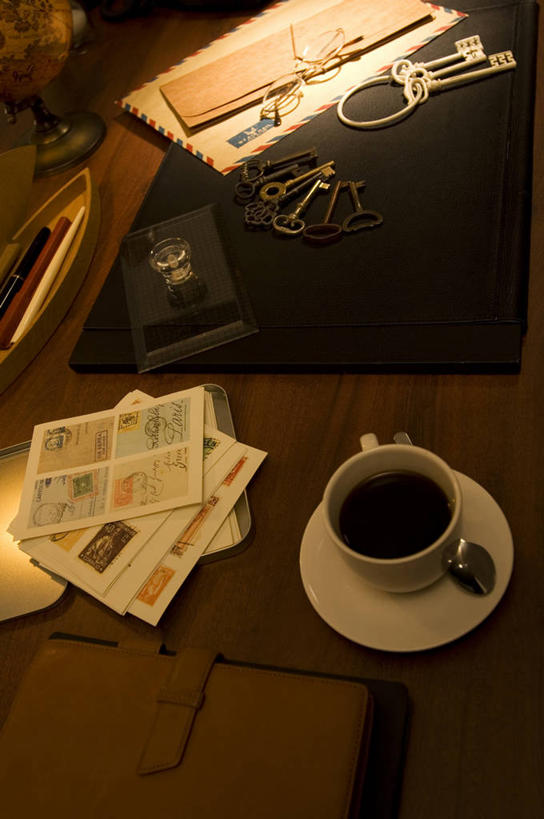 咖啡,无人,竖图,俯视,室内,白天,幸福,安全,电脑,笔记本电脑,餐桌,桌子,杯子,餐具,阴影,传递,光线,网络,信息,瓷器,碟子,盘,影子,邮件,灯光,防护,咖啡杯,陶瓷制品,钥匙,联系,娱乐,通讯设备,饮料,盘子,碟,享受,休闲,温馨,放松,乐趣,联络,邮递,通信,餐台,信件,保护,一台,证明,提神,无线,舒适,开启,封闭,邮票,瓷杯,醒脑,保险,通信设备,无线网络,私密,邮政,无线上网,便携式电脑,保全,周全,安稳,安定,防盗,软饮料,平安,手提电脑,彩图,高角度拍摄,邮资凭证