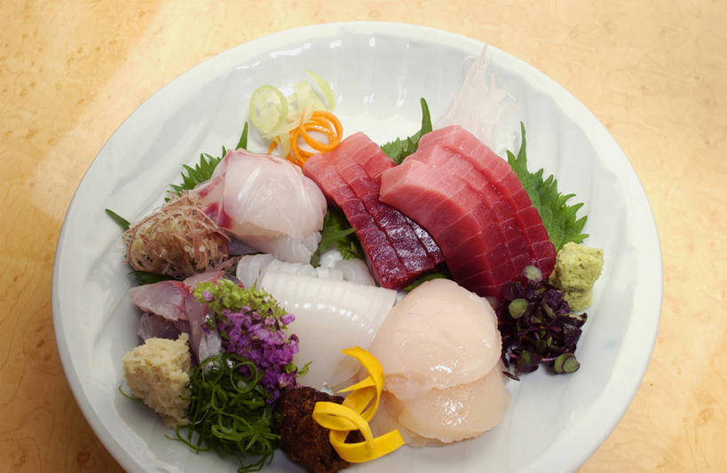 海鲜,三文鱼,无人,横图,俯视,室内,特写,白天,烹饪,餐桌,桌子,鲑鱼,章鱼,柠檬,餐具,水果,阴影,新鲜,反射,鱼,碟子,盘,影子,生食,日本料理,料理,食品,果实,水产,菜肴,美食,鱼类,海洋生物,食物,盘子,碟,日式料理,日式,佳肴,有机食品,绿色食品,餐台,石吸,死牛,望潮,坐蛸,水生动物,海产品,水生物,海底动物,鲑,三文鱼刺身,石居,八爪鱼,益母果,柠果,彩图,高角度拍摄,刺身