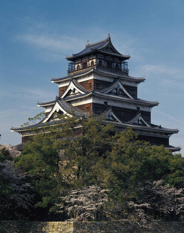 无人,竖图,室外,白天,仰视,旅游,度假,名胜古迹,植物,标志建筑,地标,建筑,广岛县,日本,亚洲,阴影,遗迹,光线,影子,堡垒,城堡,云,云朵,云彩,古迹,文物,娱乐,建设,古建筑,树,树木,蓝色,绿色,白云,蓝天,天空,阳光,自然,天,享受,休闲,旅游胜地,放松,生长,晴朗,成长,要塞,古文明,东亚,本州,本州岛,日本国,广岛,広岛,中国地方,县厅,广岛市区,広岛市,设防,晴空,彩图,低角度拍摄,鲤城,广岛城