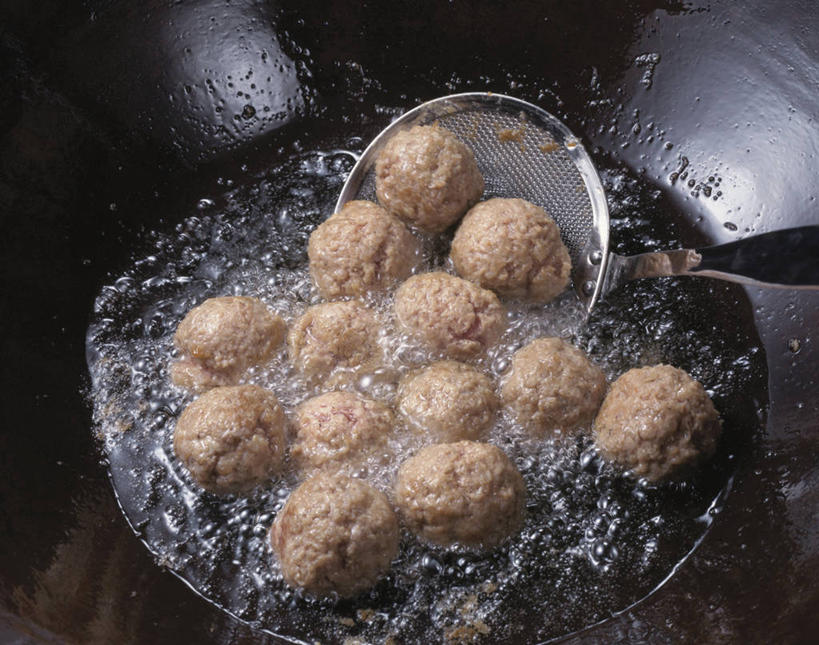 无人,横图,俯视,室内,特写,白天,烹饪,厨具,金属制品,一堆,许多,阴影,堆叠,堆积,反射,金属,锅子,滤器,影子,勺子,肉,食用油,丸子,很多,锅,肉类,肉丸,锅具,堆,肉食,漏勺,烹饪用具,烹调用具,烹调,彩图,高角度拍摄