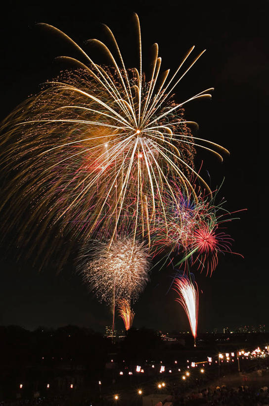 无人,竖图,室外,夜晚,仰视,烟火,节日,庆祝,辉煌,文化,焰火,庆典,灿烂,纪念,璀璨,礼花,光辉,花炮,礼花炮,绚烂,光耀,烟花,彩图,低角度拍摄