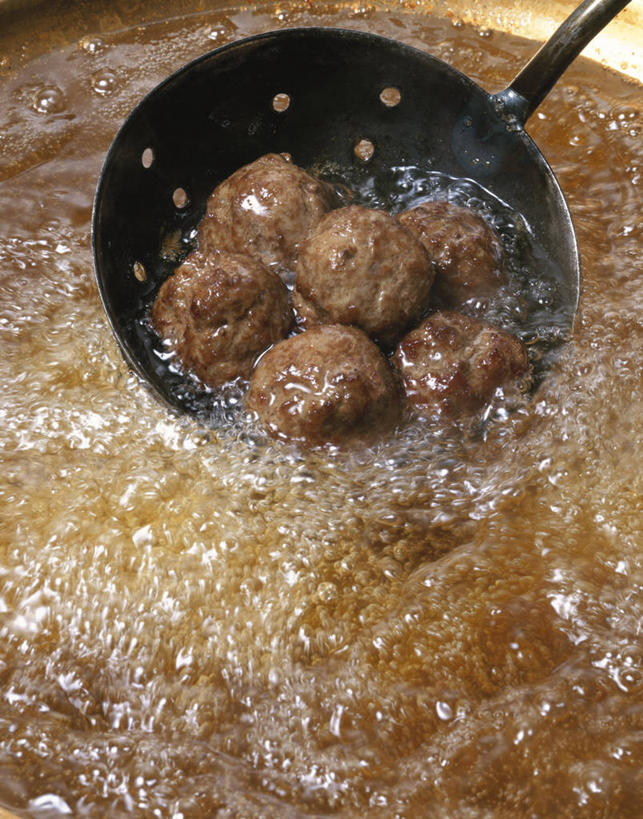 无人,竖图,俯视,室内,特写,白天,金属制品,一堆,许多,堆叠,堆积,金属,滤器,勺子,肉,食用油,油,丸子,很多,肉类,肉丸,一个,单个,堆,肉食,漏勺,植物油,彩图,高角度拍摄