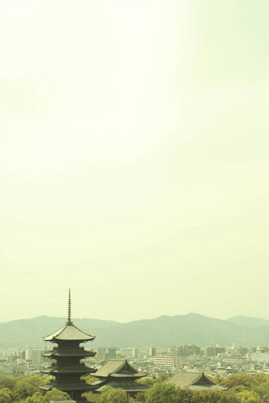 无人,寺庙,竖图,俯视,室外,白天,旅游,度假,名胜古迹,山,山脉,植物,标志建筑,地标,建筑,京都,日本,亚洲,阴影,节日,遗迹,光线,影子,山峰,塔,山峦,古迹,文化,文物,娱乐,建设,古建筑,宝塔,佛塔,树,树木,绿色,阳光,自然,庙宇,群山,祈祷,享受,休闲,健康,旅游胜地,放松,许愿,宗教,佛教,信仰,京都府,生长,成长,纪念,祈求,古文明,东亚,本州,本州岛,日本国,近畿地方,近畿,释教,浮图,浮屠,东寺,教王护国寺,平安,彩图,高角度拍摄,庙,寺,塔婆,浮图塔,浮头,佛图