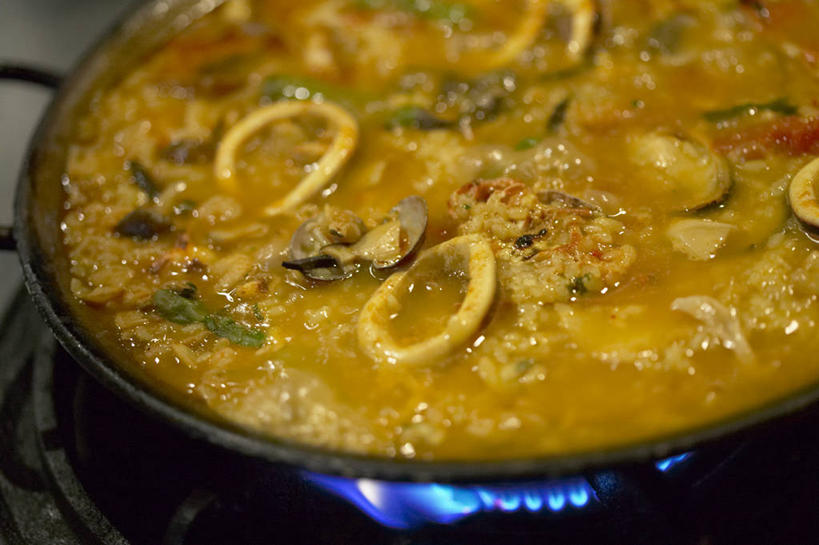 米饭,无人,横图,俯视,室内,特写,白天,烹饪,西餐,热情,蔬菜,厨具,火,金属制品,阴影,朦胧,模糊,新鲜,反射,金属,锅子,火焰,影子,肉,料理,食品,饭,燃烧,西班牙海鲜饭,锅,菜肴,美食,肉类,食物,西式,佳肴,有机食品,绿色食品,锅具,灶具,五谷,海鲜饭,燃气灶,肉食,烹饪用具,燃气具,烹调用具,烹调,彩图,高角度拍摄