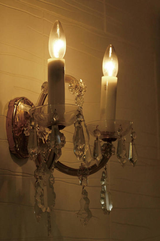 无人,竖图,室内,特写,夜晚,仰视,照明,阴影,光线,壁灯,影子,墙,灯光,墙壁,墙面,灯,灯具,照亮,照明设备,彩图,低角度拍摄