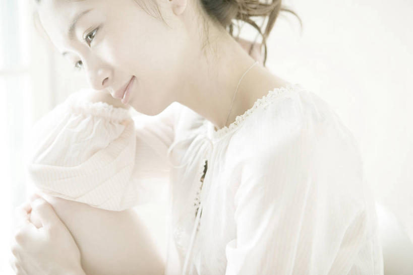 东方人,一个人,坐,笑,微笑,横图,室内,白天,侧面,亚洲,仅一个年轻女性,仅一个女性,仅一个人,撑,服装,托腮,注视,休闲装,黄种人,衣服,观察,看,托,休闲,休闲服,服饰,观看,察看,关注,托下巴,单手托腮,年轻女性,女人,女性,亚洲人,坐着,半身,彩图