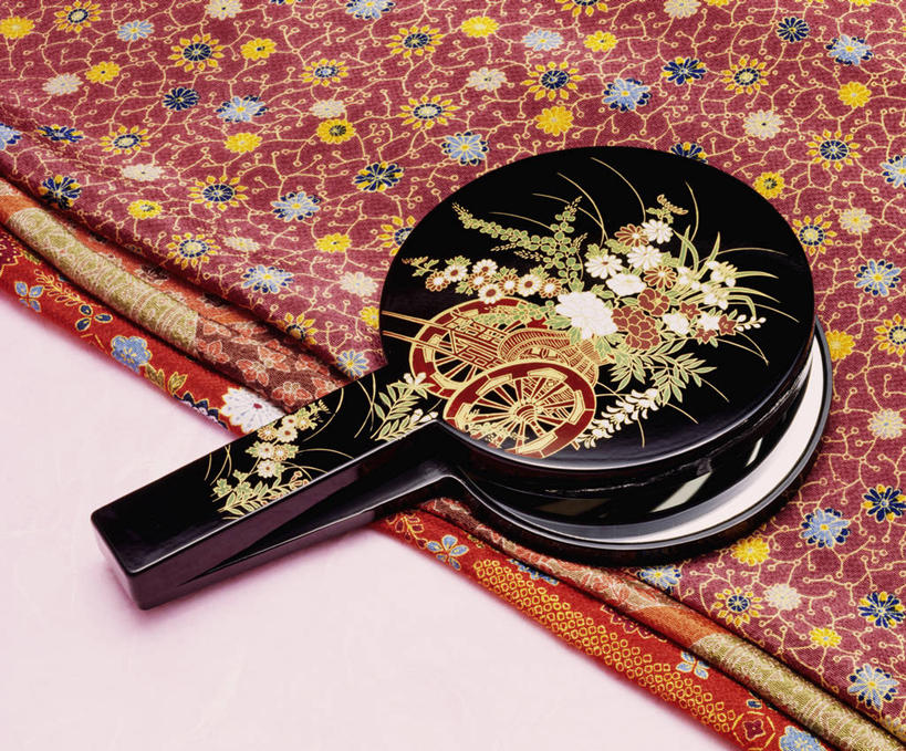 无人,横图,俯视,室内,特写,白天,化妆,美容,镜子,静物,阴影,花纹,装饰,反射,纹路,布,图案,纹理,影子,布纹,两个,华丽,修饰,布匹,点缀,镜像,镜面,肌理,光学,衬托,美观,雅致,雅观,手镜,彩图,高角度拍摄