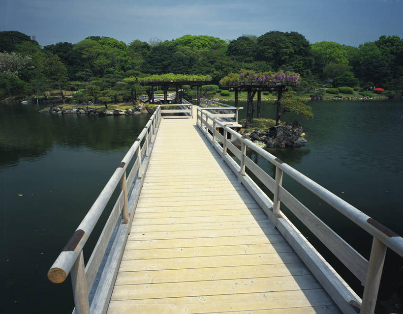 无人,栏杆,横图,室外,白天,正面,旅游,度假,草地,草坪,河流,石头,美景,树林,水,植物,东京,日本,亚洲,阴影,光线,石子,影子,河水,景观,水流,云,云朵,天桥,围栏,桥,中央区,云彩,娱乐,护栏,草,树,树木,蓝色,绿色,白云,蓝天,天空,阳光,自然,天,享受,休闲,景色,放松,生长,晴朗,成长,人行桥,自然风光,东亚,本州,关东地方,本州岛,日本国,东京都,滨离宫庭园,石块,晴空,彩图,浜离宫,滨离宫恩赐庭园