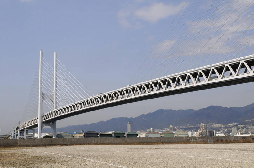 无人,家,横图,室外,白天,仰视,旅游,度假,山,山脉,树林,植物,标志建筑,大桥,地标,建筑,桥梁,日本,亚洲,阴影,光线,影子,房屋,屋子,山峰,云,云朵,斜拉桥,桥,山峦,云彩,娱乐,建设,楼房,住宅,树,树木,蓝色,绿色,白云,蓝天,天空,阳光,自然,群山,天,享受,休闲,旅游胜地,放松,生长,晴朗,成长,东亚,本州,本州岛,日本国,近畿地方,近畿,兵库,兵库县,神户,神户市,神戸,县厅,神戸市,斜张桥,晴空,彩图,低角度拍摄,房子,东滩区,东神户大桥