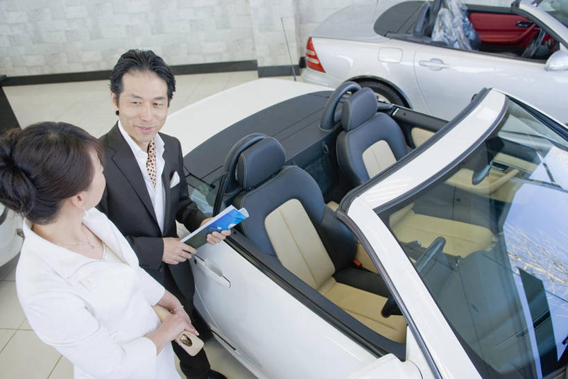 东方人,中年人,两个人,家庭,夫妻,商店,站,笑,微笑,横图,俯视,室内,白天,爱情,阅读,汽车,亚洲,阴影,反射,影子,跑车,浪漫,扭头,注视,黄种人,商铺,相视,车,交通工具,观察,看,站着,转头,温暖,温馨,一家人,面对面,恩爱,浏览,恋人,观看,对视,和睦,察看,册子,互视,专卖店,关注,载具,相对,宣传,汽车专卖店,敞篷跑车,4S店,宣传册,相看,美观,市肆,商号,男人,男性,女人,女性,中年男性,中年女性,亚洲人,夫妇,情侣,站立,半身,彩图,高角度拍摄,店铺,伴侣,融洽