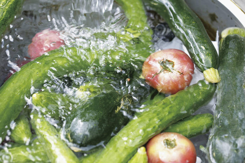 无人,横图,俯视,室内,特写,白天,水,黄瓜,蔬菜,西红柿,许多,阴影,朦胧,模糊,新鲜,反射,滤器,液体,影子,勺子,水滴,食品,很多,食物,有机食品,绿色食品,漏勺,荡涤,洗濯,洋柿子,青瓜,胡瓜,柑仔蜜,番茄,臭柿,清洗,彩图,高角度拍摄,六月柿,喜报三元