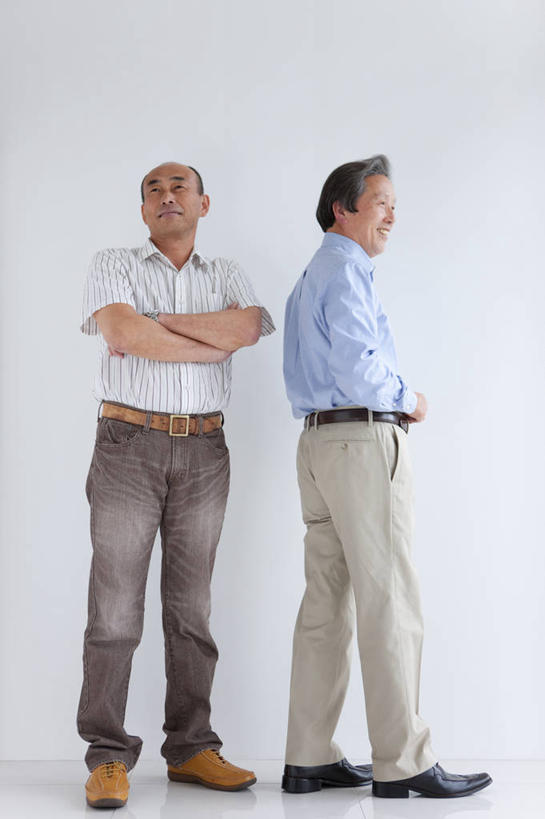 东方人,两个人,伙伴,朋友,站,走,双手交叉,竖图,室内,白天,白色背景,正面,鞋,衬衫,西装,友谊,鞋子,亚洲,阴影,套装,裤子,正装,反射,影子,皮革,注视,牛仔裤,职业装,黄种人,腰带,观察,看,站着,摄影,影棚,观看,皮带,西裤,察看,双手抱胸,关注,配饰,裤带,友情,老年男性,男人,男性,中年男性,亚洲人,步行,站立,走路,彩图,全身,影棚拍摄,衬衣,皮鞋,拍摄