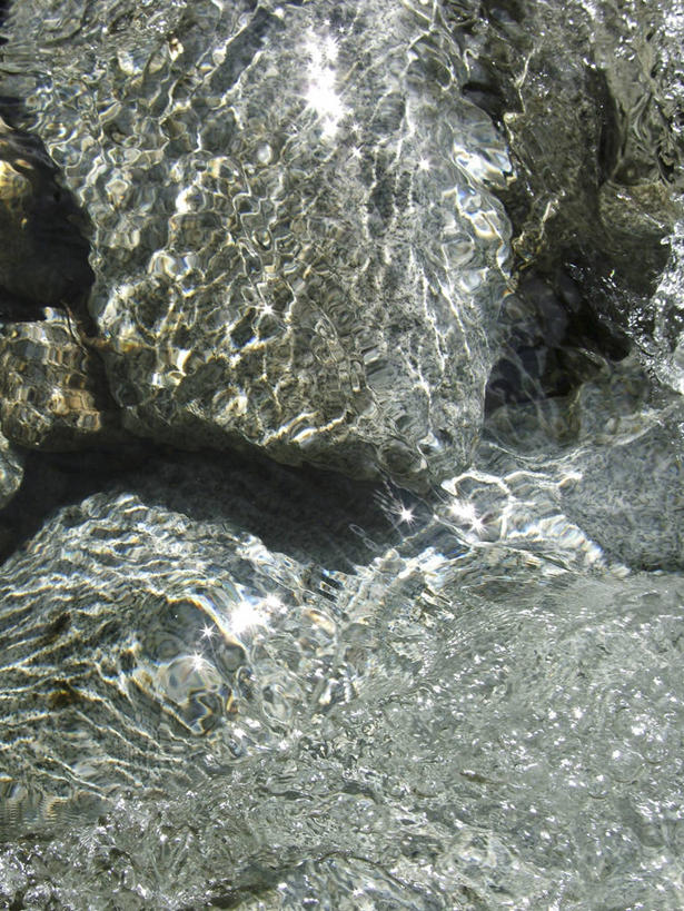 无人,竖图,俯视,室外,特写,白天,河流,石头,美景,水,阴影,光线,石子,影子,河水,景观,水流,小溪,阳光,自然,溪水,景色,自然风光,石块,岩石,彩图,高角度拍摄