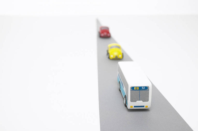 无人,横图,俯视,室内,特写,白天,白色背景,游戏,静物,玩具,三辆,一排,朦胧,模糊,整齐,玩,娱乐,车,排列,交通工具,休闲,益智,摄影,影棚,活动,队列,发泄,消遣,智力,载具,宣泄,玩具车,玩耍,嬉戏,彩图,高角度拍摄,影棚拍摄,拍摄