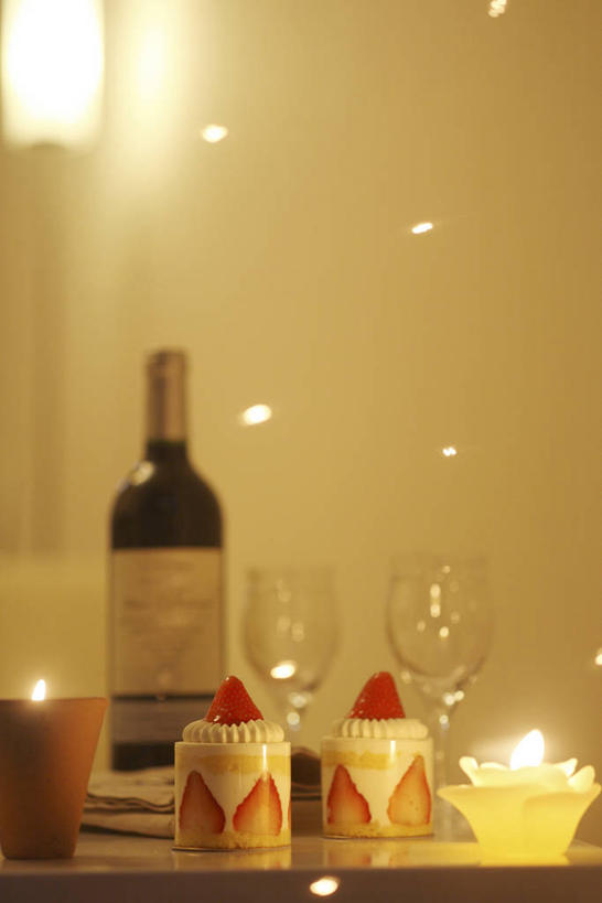 点心,无人,竖图,室内,白天,正面,下午茶,窗户,草莓,浆果,杯子,蜡烛,水果,阴影,朦胧,模糊,新鲜,光线,高脚杯,火焰,影子,烛光,墙,生食,食品,果实,红酒杯,燃烧,红酒瓶,玻璃窗,墙壁,墙面,玻璃制品,酒瓶,食物,糕点,玻璃瓶,酒杯,瓶子,点燃,草莓蛋糕,有机食品,绿色食品,葡萄酒杯,葡萄酒瓶,玻璃杯,洋莓,水果皇后,红莓,地莓,彩图,蛋糕