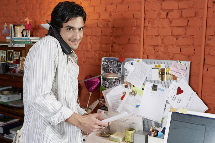 东方人,一个人,商务人士,商务男性,办公室,站,笑,打电话,微笑,横图,室内,白天,侧面,衬衫,电脑,笔记本电脑,家具,生活用品,桌子,电话,亚洲,仅一个男性,仅一个人,握,阴影,套装,光线,网络,材料,档案,文件,影子,办公桌,墙,灯光,办公用品,听,扭头,注视,黄种人,通讯设备,墙壁,墙面,文具,仅一个年轻男性,话筒,学习用品,资料,日用品,观察,看,站着,转头,图钉,握着,观看,一台,文具用品,无绳电话,察看,无线,固定电话,关注,文档,通信设备,商务装,无线网络,无线上网,便携式电脑,工薪阶层,一部,办公家具,交流,手提电脑,男人,男性,年轻男性,亚洲人,白领,上班族,电话机,沟通,通话,站立,半身,彩图,衬衣