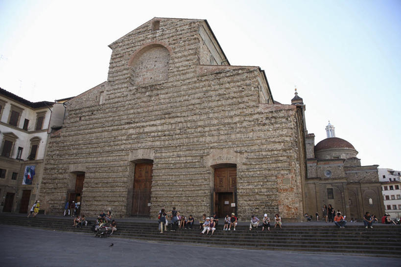 东方人,教堂,站,坐,走,横图,室外,白天,仰视,旅游,度假,名胜古迹,窗户,标志建筑,地标,建筑,意大利,佛罗伦萨,欧洲,亚洲,行人,游客,游人,阴影,服装,节日,遗迹,光线,影子,云,云朵,许多人,云彩,注视,休闲装,黄种人,古迹,文化,文物,娱乐,建设,古建筑,路人,旅客,玻璃窗,衣服,蓝色,白云,蓝天,天空,阳光,天,观察,看,祈祷,站着,一群人,享受,休闲,健康,休闲服,旅游胜地,放松,许愿,宗教,服饰,信仰,晴朗,观看,纪念,祈求,察看,托斯卡纳,关注,南欧,信念,古文明,意大利共和国,首府,百花之城,翡冷翠,托斯卡纳大区,过客,平安,男人,男性,年轻男性,年轻女性,女人,女性,亚洲人,晴空,步行,散步,站立,走路,坐着,彩图,低角度拍摄,全身,大教堂,礼拜堂,圣.洛伦佐教堂,圣洛伦佐教堂