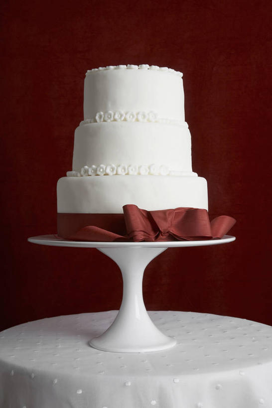 点心,无人,竖图,室内,特写,白天,正面,餐桌,桌面,桌子,餐具,阴影,红色背景,反射,布料,碟子,盘,影子,食品,婚礼蛋糕,布纹,桌布,食物,糕点,一个,盘子,餐巾,碟,台布,摄影,影棚,单个,餐台,餐桌布,彩图,影棚拍摄,拍摄,蛋糕,结婚蛋糕
