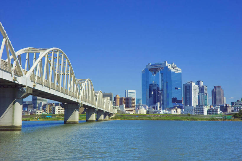 无人,高楼大厦,横图,室外,白天,仰视,度假,草地,草坪,河流,美景,水,植物,城市风光,城市,大桥,大厦,建筑,摩天大楼,桥梁,日本,亚洲,阴影,光线,影子,河水,景观,水流,桥,娱乐,草,蓝色,绿色,蓝天,天空,阳光,天,享受,休闲,景色,放松,大阪,晴朗,东亚,跨线桥,本州,万里无云,大阪府,本州岛,日本国,近畿地方,近畿,淀川,淀川河,梅田,北区,晴空,晴空万里,彩图,低角度拍摄,大楼,高层建筑,高楼,摩天楼
