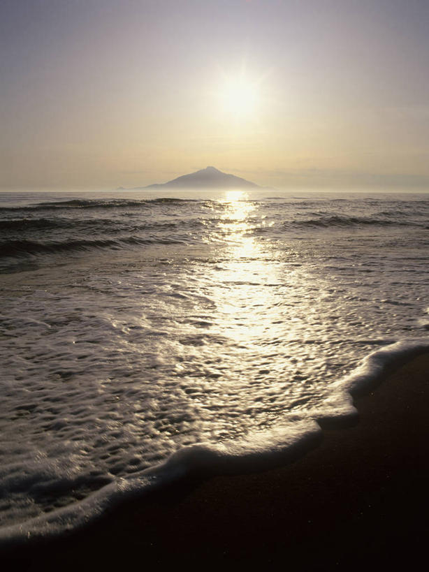 无人,竖图,室外,白天,正面,旅游,度假,海浪,海洋,美景,日落,沙滩,太阳,北海道,日本,亚洲,阴影,波纹,光线,沙子,影子,海岸,景观,浪花,水平线,晚霞,霞光,落日,辽阔,海平线,涟漪,沙地,背光,娱乐,水纹,阳光,自然,海水,黄昏,波浪,享受,休闲,广阔,景色,彩霞,放松,一望无际,波光粼粼,自然风光,逆光,海景,东亚,日本国,水晕,北海道地方,北海道岛,无边无际,一马平川,夕照,薄暮,大海,风浪,海,海水的波动,海滩,近岸浪,涌浪,夕阳,彩图,傍晚,利尻岛,水天相接,水天一线,斜阳