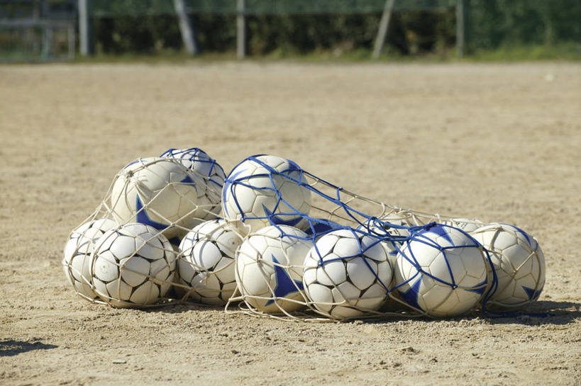 无人,足球场,横图,室外,白天,正面,足球,草地,草坪,植物,袋子,许多,阴影,朦胧,模糊,光线,影子,足球装备,很多,网袋,运动器械,草,绿色,阳光,容器,健身器械,储藏,储存,健身器材,绿茵场,蹴鞠,足球运动,彩图,足球比赛场地,贮存,运动器材