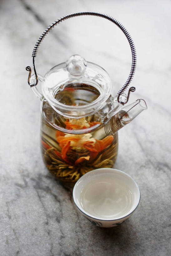 无人,竖图,俯视,室内,特写,白天,幸福,茶,桌面,桌子,杯子,玻璃,阴影,反射,壶,影子,陶瓷,大理石,茶叶,陶瓷制品,饮品,娱乐,玻璃制品,水壶,两个,茶壶,容器,水杯,花茶,享受,休闲,温馨,放松,乐趣,保健,养生,花草茶,舒适,茉莉花茶,茉莉香片,香花茶,香片,熏花茶,大理石制品,茶杯,彩图,高角度拍摄