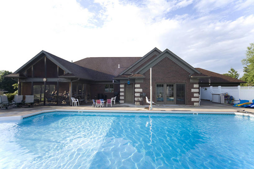 无人,体育馆,游泳池,家,横图,室外,白天,正面,旅游,度假,美景,水,植物,椅子,美国,阴影,光线,影子,房屋,木椅,躺椅,屋子,景观,水池,水面,云,云朵,云彩,娱乐,泳池,楼房,住宅,树,树木,蓝色,绿色,白云,蓝天,天空,阳光,自然,天,享受,休闲,景色,放松,生长,晴朗,成长,游泳馆,北美,北美洲,自然风光,美洲,北亚美利加洲,亚美利加洲,爱荷华州,艾奥瓦,艾奥瓦州,爱我华州,衣阿华州,鹰眼州,美国粮仓,晴空,彩图,房子,美利坚合众国