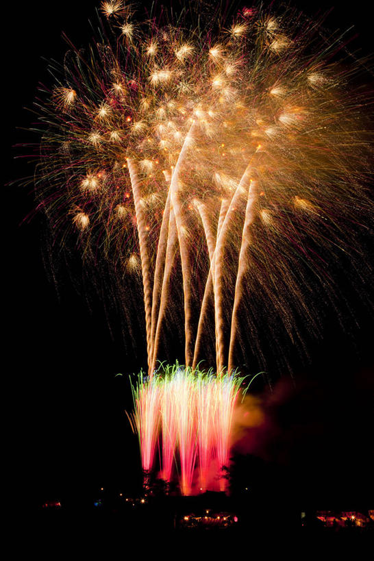 无人,竖图,室外,夜晚,正面,度假,美景,城市风光,城市,烟火,夜景,日本,亚洲,黑色背景,庆祝,景观,辉煌,娱乐,焰火,享受,休闲,灿烂,景色,放松,庆贺,璀璨,祝贺,礼花,光辉,东亚,本州,茨城,茨城县,关东地方,本州岛,日本国,花炮,礼花炮,绚烂,光耀,烟花,彩图,土浦市