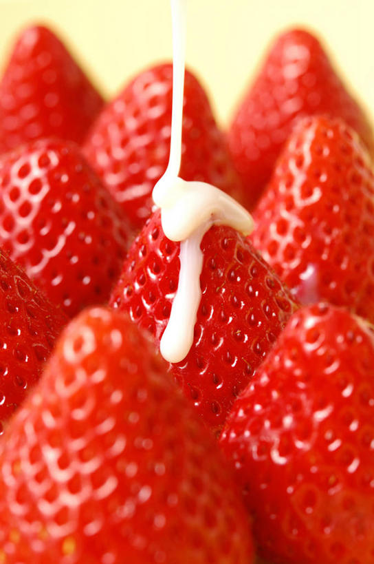 无人,竖图,俯视,室内,特写,白天,草莓,浆果,水果,许多,黄色背景,朦胧,模糊,新鲜,生食,食品,果实,饮品,很多,营养,食物,饮料,红色,摄影,有机食品,绿色食品,影棚,乳制品,奶,炼乳,安神,洋莓,水果皇后,红莓,地莓,彩图,高角度拍摄,影棚拍摄,拍摄,浓缩