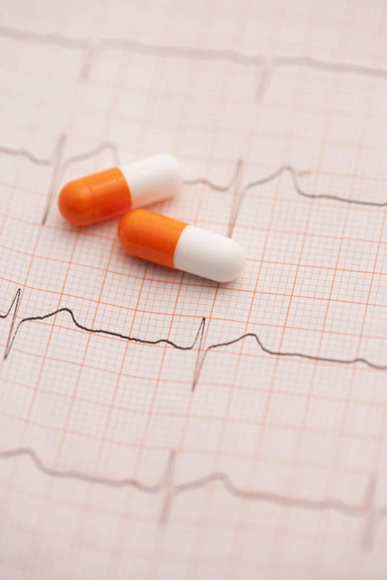 无人,竖图,俯视,室内,特写,白天,安全,静物,阴影,朦胧,模糊,反射,科学,医学,线条,心电图,药剂,影子,防护,两颗,胶囊,药品,治疗,保护,药物,医疗,科学技术,保险,预防,平安,彩图,高角度拍摄