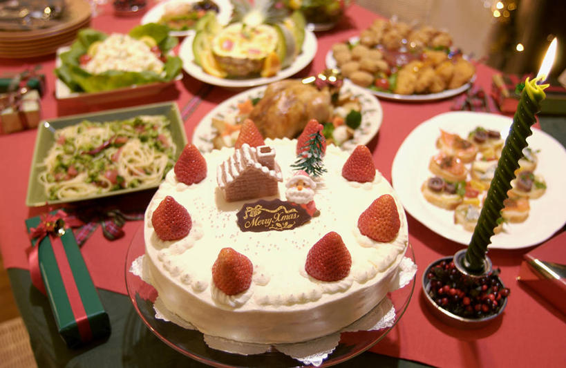 点心,无人,横图,俯视,室内,特写,白天,烹饪,餐桌,桌子,草莓,浆果,蔬菜,餐具,蜡烛,礼盒,礼物,水果,圣诞节,阴影,节日,朦胧,模糊,庆祝,新鲜,光线,碟子,火焰,盘,丝绸,丝带,影子,纸盒,烛光,生食,日本料理,料理,食品,果实,缎带,燃烧,文化,菜肴,美食,绸带,盒子,食物,糕点,红色,包装盒,盘子,礼品盒,碟,日式料理,点燃,庆典,日式,礼品,佳肴,有机食品,绿色食品,餐台,纪念,圣诞蛋糕,洋莓,水果皇后,红莓,地莓,彩图,高角度拍摄,蛋糕