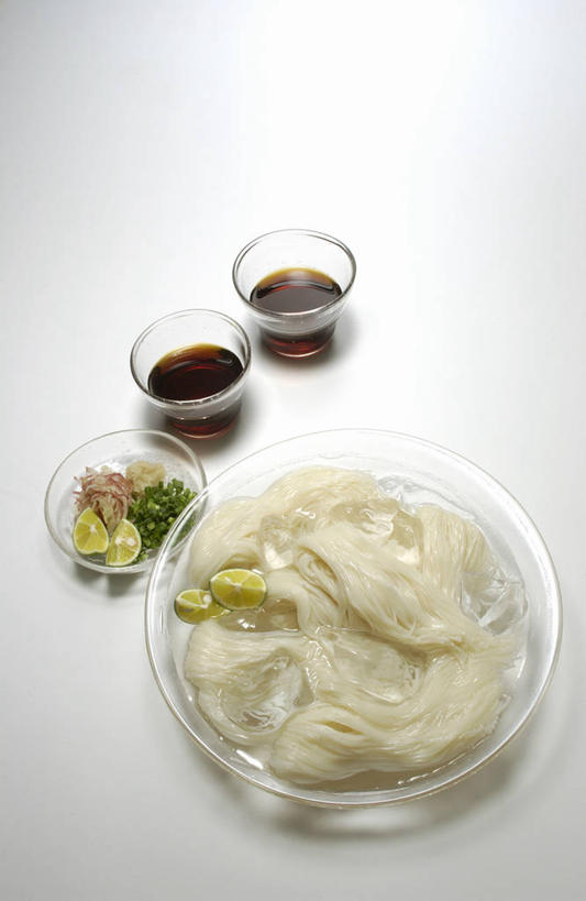 点心,无人,竖图,俯视,室内,特写,白天,白色背景,蔬菜,杯子,阴影,新鲜,反射,影子,调料,料理,食品,包子,面点,调味品,调味料,酱油,美食,玻璃制品,食物,两个,水杯,小笼包,中式,摄影,有机食品,绿色食品,影棚,豉油,玻璃杯,彩图,高角度拍摄,影棚拍摄,拍摄