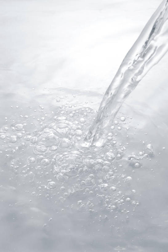 无人,竖图,俯视,室内,特写,白天,水,飞溅,溅,透明,液体,水滴,水珠,白色,卫生,喷洒,纯真,洁净,光明,通透,恬静,中间色,朴素,清白,彩图,高角度拍摄