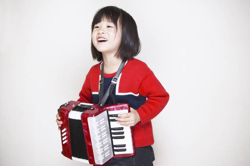 东方人,儿童,一个人,站,笑,微笑,露齿笑,横图,室内,白天,白色背景,正面,纯洁,键盘,亚洲,仅一个女性,仅一个人,握,阴影,服装,反射,影子,风箱,乐器,手风琴,弹奏,拿,演奏,拿着,注视,休闲装,黄种人,小孩,衣服,观察,看,站着,仅一个小孩,休闲,休闲服,可爱,童年,童趣,握着,摄影,服饰,影棚,观看,察看,键盘乐器,关注,风琴,童真,烂漫,无邪,天真,女孩,女人,女性,亚洲人,孩子,站立,半身,彩图,影棚拍摄,拍摄,女生