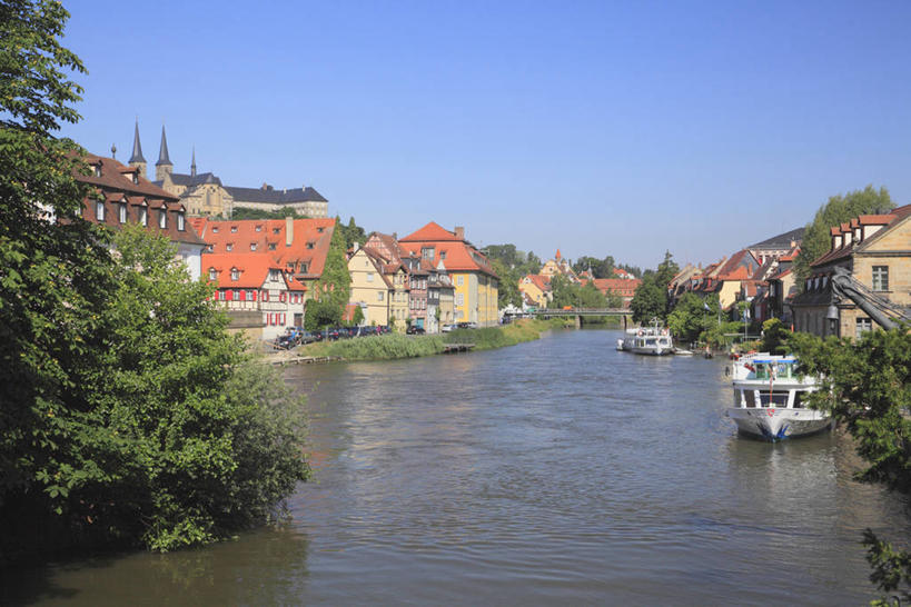 无人,家,横图,室外,白天,正面,度假,河流,美景,水,植物,城市风光,城市,船,德国,欧洲,一艘,阴影,光线,影子,房屋,屋子,河水,景观,水流,公寓,游艇,娱乐,洋房,楼房,住宅,树,树木,蓝色,绿色,蓝天,天空,阳光,自然,交通工具,天,享受,休闲,景色,放松,生长,晴朗,成长,西欧,载具,万里无云,德意志联邦共和国,巴伐利亚,巴伐利亚州,拜恩州,拜恩自由州,班贝格,晴空,晴空万里,彩图,房子