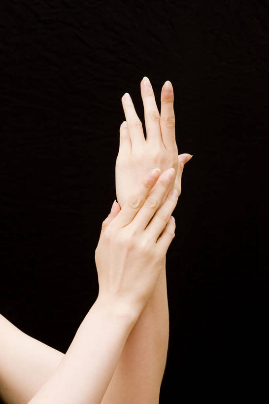 东方人,手,一个人,竖图,室内,特写,白天,正面,亚洲,双手,仅一个年轻女性,仅一个女性,仅一个人,擦,抚摸,阴影,黑色背景,反射,影子,黄种人,手部,擦拭,摄影,影棚,揩擦,拭,年轻女性,女人,女性,亚洲人,半身,彩图,影棚拍摄,拍摄,轻抚