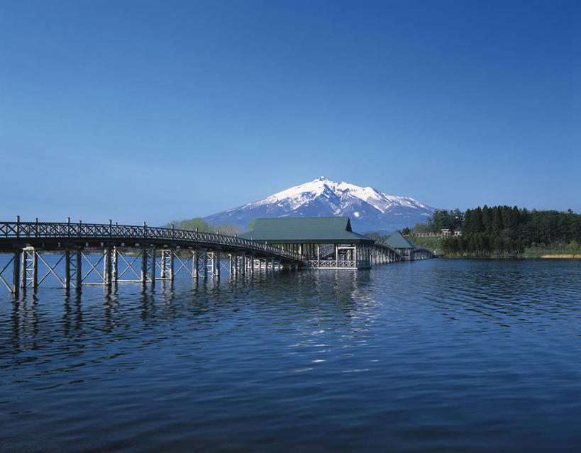 无人,横图,室外,白天,正面,旅游,度假,海浪,海洋,石头,美景,山,雪,雪山,植物,大雪,日本,亚洲,阴影,光线,石子,影子,冰,积雪,景观,浪花,山峰,雪景,冬季,冬天,天桥,桥,山峦,娱乐,树,树木,蓝色,绿色,蓝天,天空,阳光,自然,海水,天,享受,休闲,景色,放松,寒冷,生长,晴朗,成长,人行桥,冰冷,自然风光,海景,东亚,本州,万里无云,本州岛,日本国,青森,青森县,东北地方,严寒,冰凉,酷寒,凛冽,凛凛,极冷,大海,风浪,海,海水的波动,近岸浪,石块,涌浪,晴空,晴空万里,彩图,北津轻郡,鹤田町