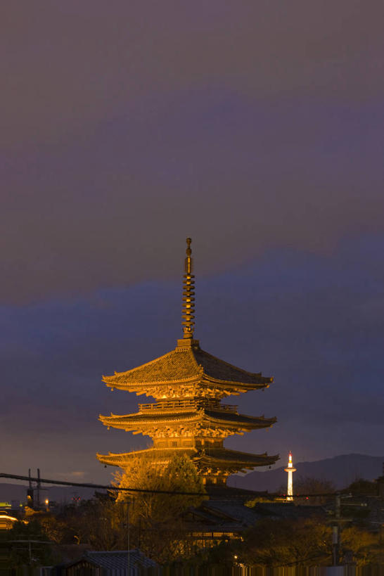 无人,寺庙,竖图,室外,白天,正面,旅游,度假,名胜古迹,日落,标志建筑,地标,建筑,京都,日本,亚洲,阴影,节日,遗迹,光线,影子,晚霞,霞光,落日,塔,灯光,古迹,文化,文物,娱乐,建设,古建筑,宝塔,佛塔,黄昏,庙宇,祈祷,享受,休闲,健康,旅游胜地,彩霞,放松,许愿,宗教,佛教,信仰,京都府,纪念,祈求,古文明,东亚,本州,五重塔,本州岛,日本国,近畿地方,近畿,释教,夕照,浮图,浮屠,薄暮,东寺,教王护国寺,平安,夕阳,彩图,傍晚,庙,寺,塔婆,浮图塔,浮头,佛图,斜阳
