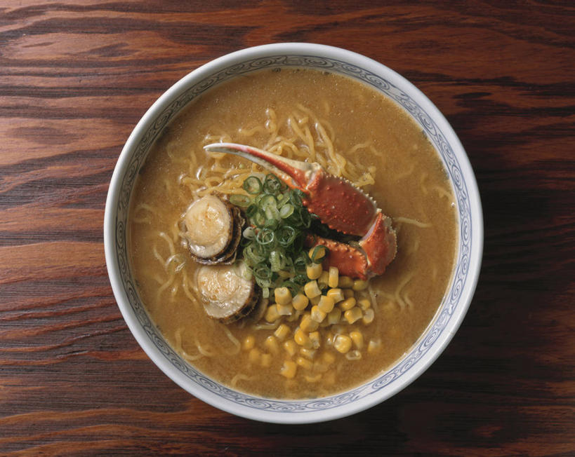 海鲜,面食,面条,蟹,无人,横图,俯视,室内,特写,白天,烹饪,桌面,桌子,阴影,反射,木制,螃蟹,影子,陶瓷,木桌,面,日本料理,料理,食品,陶瓷制品,拉面,水产,菜肴,美食,海洋生物,食物,一个,木制品,容器,碗,日式料理,日式,佳肴,单个,储藏,储存,水生动物,海产品,水生物,海底动物,日本拉面,甲壳动物,彩图,高角度拍摄,木桌子,贮存,海鲜拉面