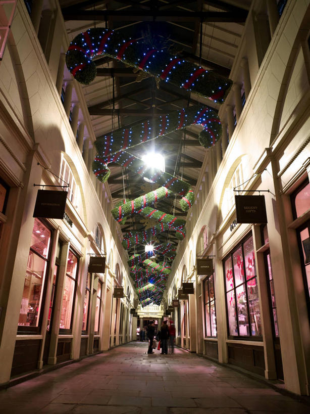 西方人,两个人,花店,商店,站,竖图,室内,夜晚,仰视,旅游,度假,天花板,标志建筑,地标,建筑,照明,英国,欧洲,伦敦,欧洲人,阴影,服装,光线,影子,墙,灯光,首都,注视,休闲装,娱乐,建设,商铺,顶灯,墙壁,墙面,灯,衣服,灯具,观察,看,站着,享受,休闲,休闲服,旅游胜地,放松,服饰,观看,照亮,察看,照明设备,西欧,关注,大不列颠,大不列颠及北爱尔兰联合王国,市肆,商号,雾都,男人,男性,年轻男性,白种人,站立,彩图,低角度拍摄,全身,店铺,科文特花园,大不列颠王国,大英帝国,联合王国,日不落帝国