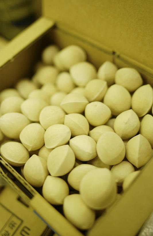 无人,竖图,俯视,室内,特写,白天,一堆,许多,阴影,堆叠,堆积,朦胧,模糊,反射,影子,纸盒,坚果,很多,盒子,包装盒,容器,干果,储藏,堆,储存,银杏,白果,彩图,高角度拍摄,贮存