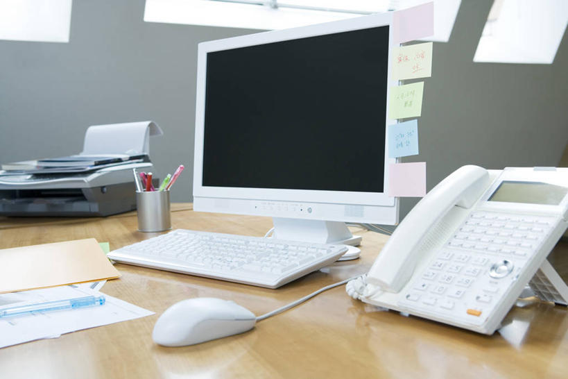 无人,办公室,打电话,横图,室内,特写,白天,正面,通讯,电脑,笔记本电脑,窗户,家具,桌子,静物,电话,阴影,反射,粘性,传输,网络,材料,档案,文件,影子,纸,办公桌,办公用品,便利贴,便签,通讯设备,玻璃窗,文具,话筒,手稿,资料,电话线,通信,传真机,办公设备,文具用品,证明,记事,传真,无线,固定电话,文档,通信设备,无线网络,无线上网,便携式电脑,输出设备,办公家具,快捷,文化工具,方便,N次贴,便条贴,告诉贴,即时贴,交流,便贴纸,手提电脑,电话机,沟通,通话,彩图