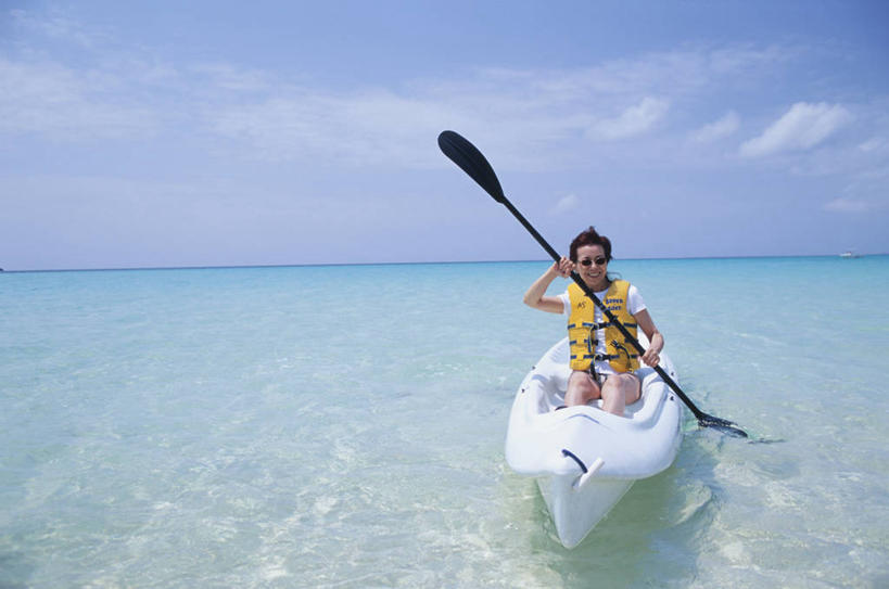 划船,皮划艇,东方人,一个人,坐,横图,室外,白天,正面,锻炼,旅游,度假,运动,海浪,海洋,船,亚洲,仅一个女性,仅一个人,握,阴影,光线,船桨,救生衣,墨镜,眼镜,影子,浪花,云,云朵,云彩,注视,黄种人,娱乐,蓝色,白云,蓝天,天空,阳光,海水,太阳镜,太阳眼镜,交通工具,天,观察,看,仅一个中年女性,享受,休闲,遮阳镜,放松,握着,充气,晴朗,观看,救生背心,察看,救生,关注,载具,室外运动,户外运动,海景,浮水衣,荡舟,女人,女性,中年女性,亚洲人,大海,风浪,海,海水的波动,近岸浪,涌浪,晴空,坐着,彩图,全身,健身